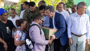 Leonel entrega cajas navide&ntilde;as y dice que multitud refleja un "hoyo horrible" econ&oacute;mico