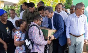 Leonel entrega cajas navide&ntilde;as y dice que multitud refleja un "hoyo horrible" econ&oacute;mico