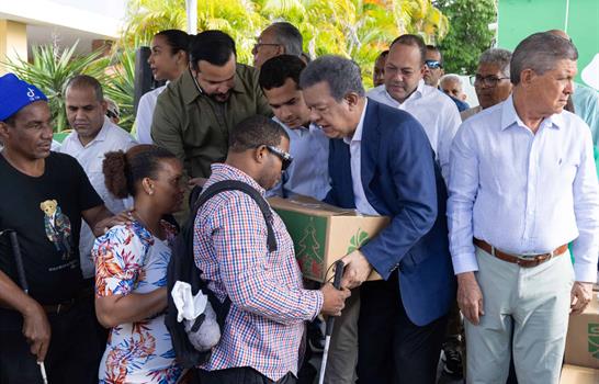 Leonel entrega cajas navide&ntilde;as y dice que multitud refleja un "hoyo horrible" econ&oacute;mico