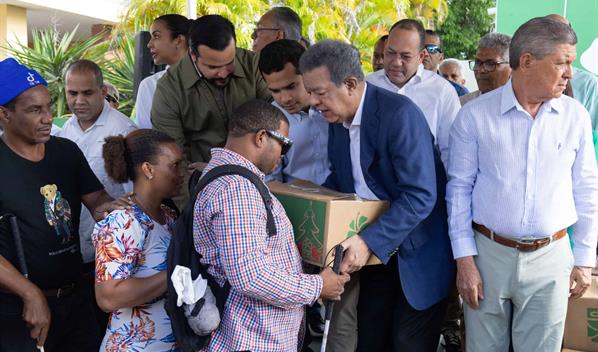 Leonel entrega cajas navide&ntilde;as y dice que multitud refleja un "hoyo horrible" econ&oacute;mico