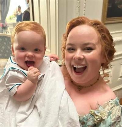 Bridgerton: Pen&eacute;lope presenta a su beb&eacute; antes del estreno de la cuarta temporada