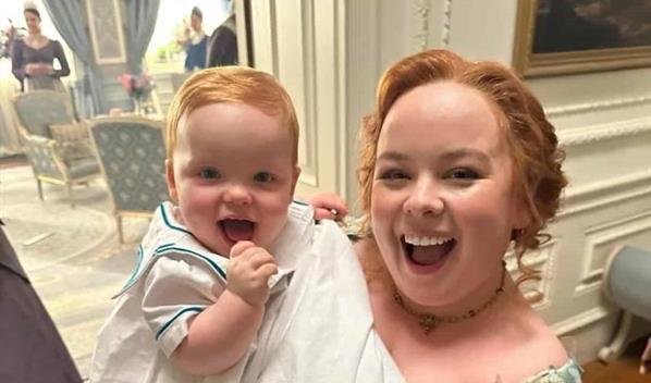 Bridgerton: Pen&eacute;lope presenta a su beb&eacute; antes del estreno de la cuarta temporada