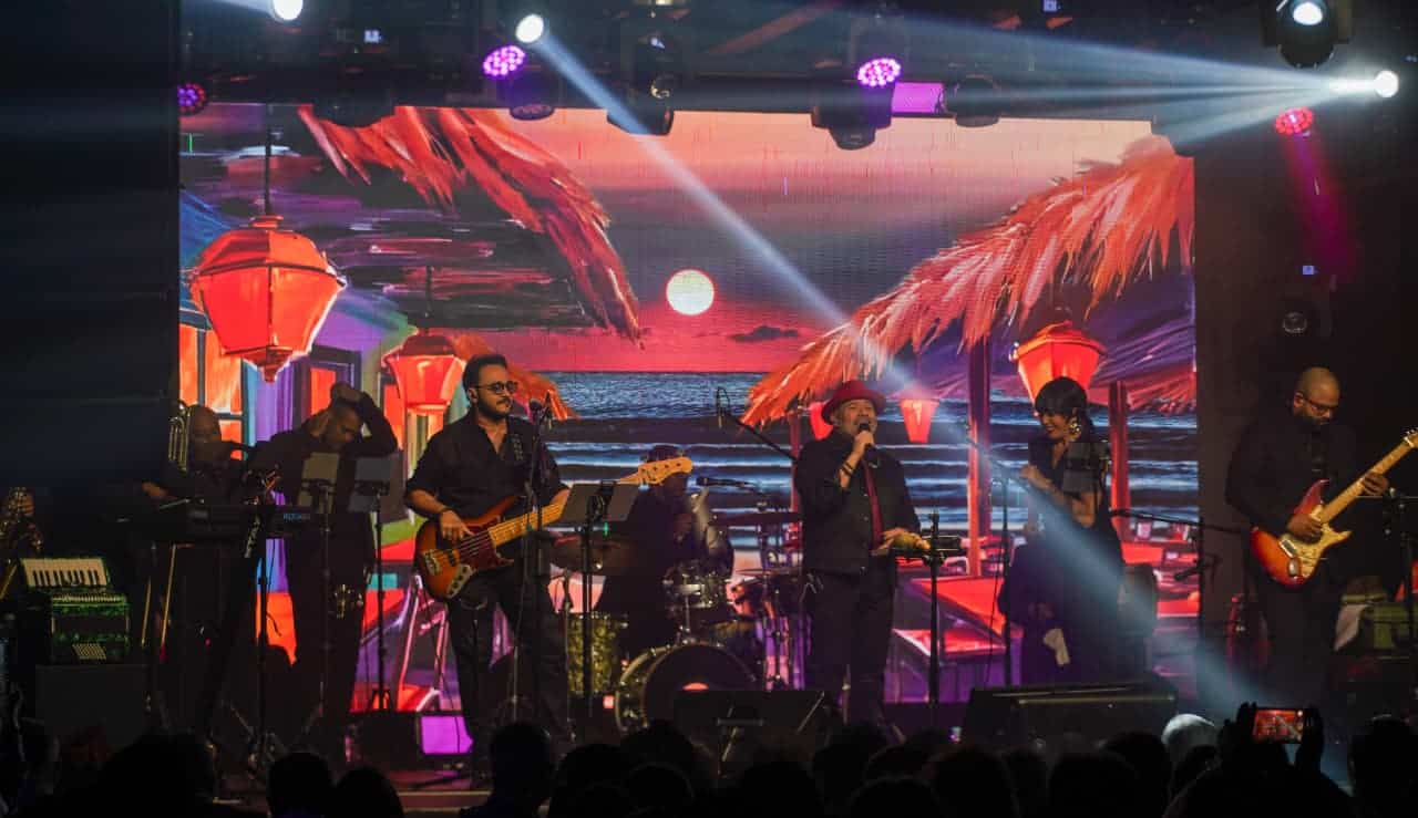 El espectáculo avanzó entre confidencias y una dosis precisa de humor, recurso que Pavel utilizó para generar cercanía y complicidad con el público.