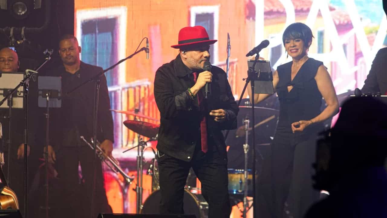 El artista interpretó sus éxitos.