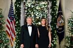 Serios, vestidos de negro y entre luces navideñas: la postal de Navidad de los Trump