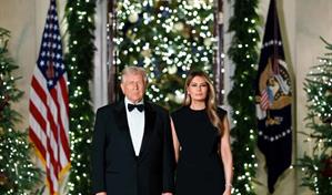 Serios, vestidos de negro y entre luces navideñas: la postal de Navidad de los Trump