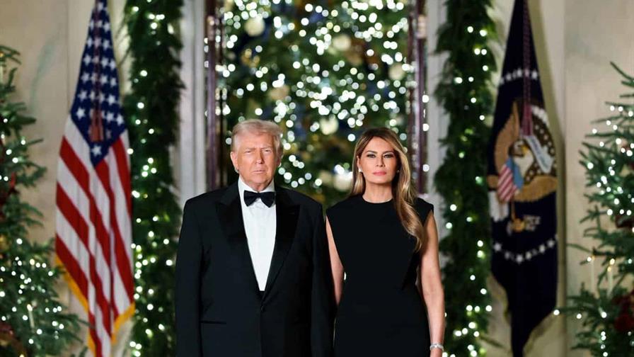 Serios, vestidos de negro y entre luces navideñas: la postal de Navidad de los Trump