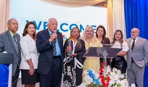 Entregan “La Antorcha de la Democracia” a Tomás Regalado en Miami