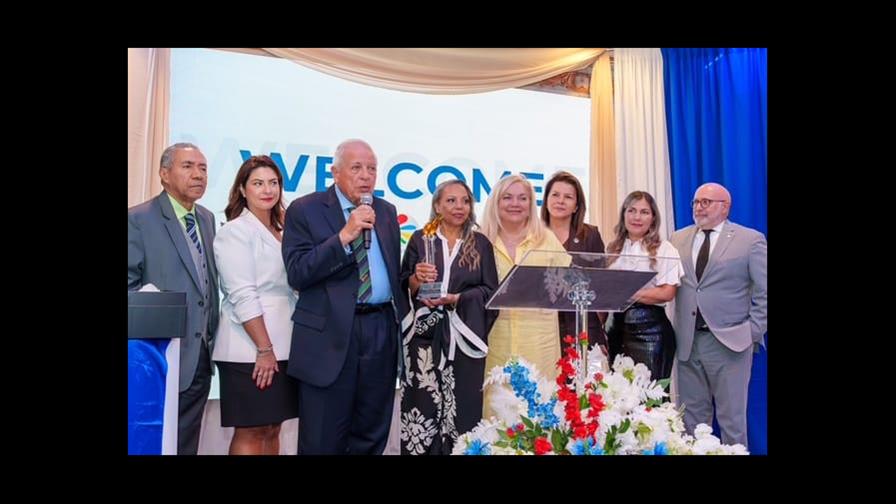 Entregan “La Antorcha de la Democracia” a Tomás Regalado en Miami