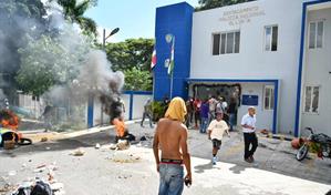 Un mes de prisi&oacute;n preventiva para cuatro acusados de da&ntilde;os a cuartel policial en Santiago