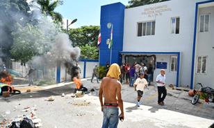 Un mes de prisi&oacute;n preventiva para cuatro acusados de da&ntilde;os a cuartel policial en Santiago