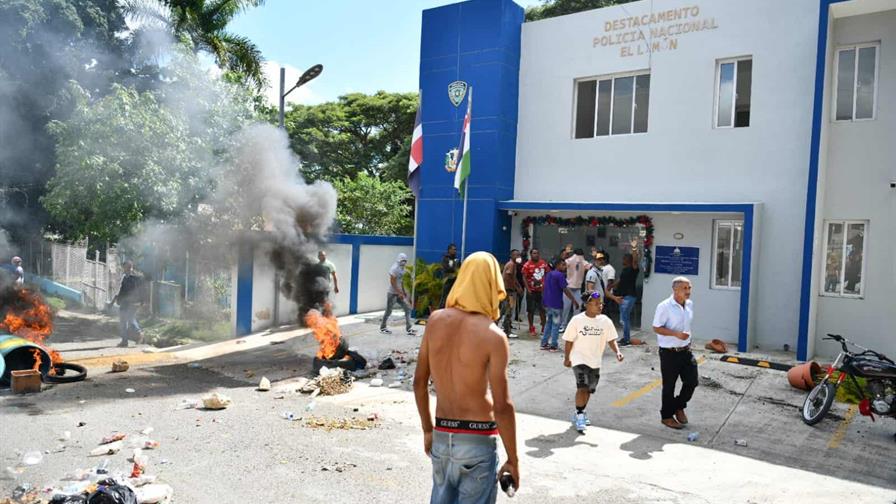 Un mes de prisi&oacute;n preventiva para cuatro acusados de da&ntilde;os a cuartel policial en Santiago