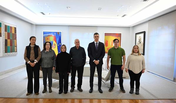 Pedro S&aacute;nchez se re&uacute;ne con los familiares de tres espa&ntilde;oles detenidos en Venezuela