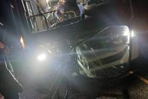 Un muerto y dos heridos en colisi&oacute;n entre autob&uacute;s y cami&oacute;n en la autopista del Coral