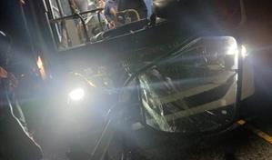 Un muerto y dos heridos en colisi&oacute;n entre autob&uacute;s y cami&oacute;n en la autopista del Coral