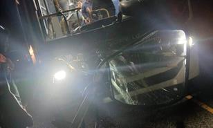 Un muerto y dos heridos en colisi&oacute;n entre autob&uacute;s y cami&oacute;n en la autopista del Coral