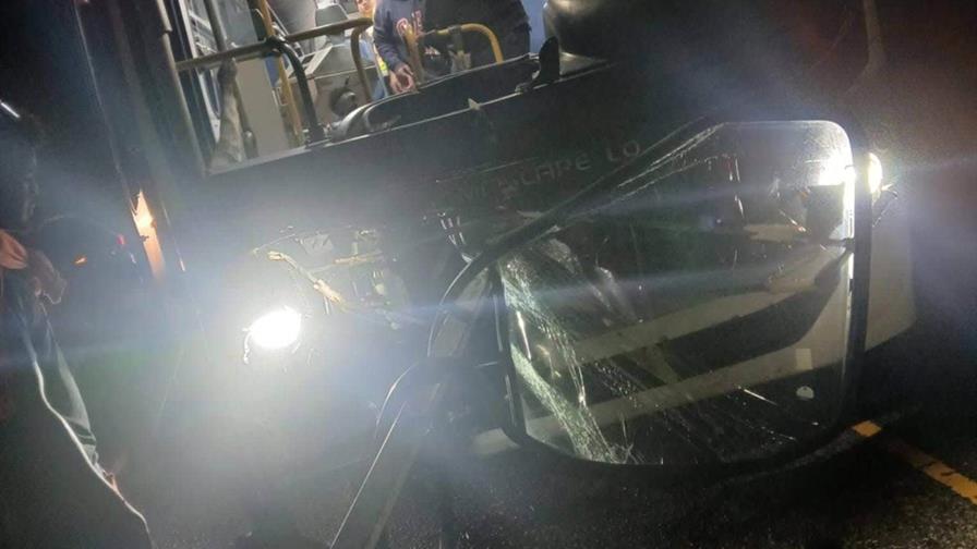 Un muerto y dos heridos en colisi&oacute;n entre autob&uacute;s y cami&oacute;n en la autopista del Coral