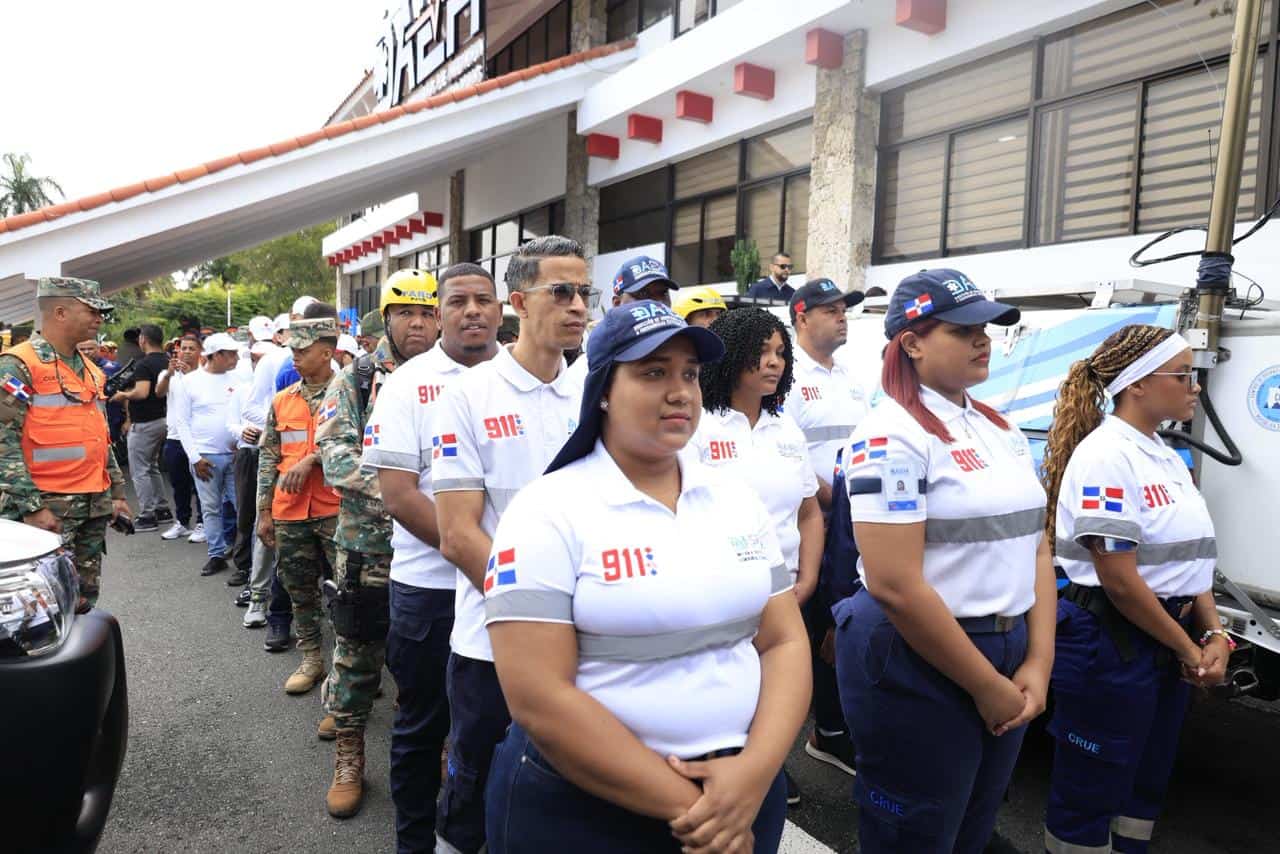 Agentes y voluntarios del COE alineados durante el inicio del operativo de prevenci&oacute;n y asistencia.