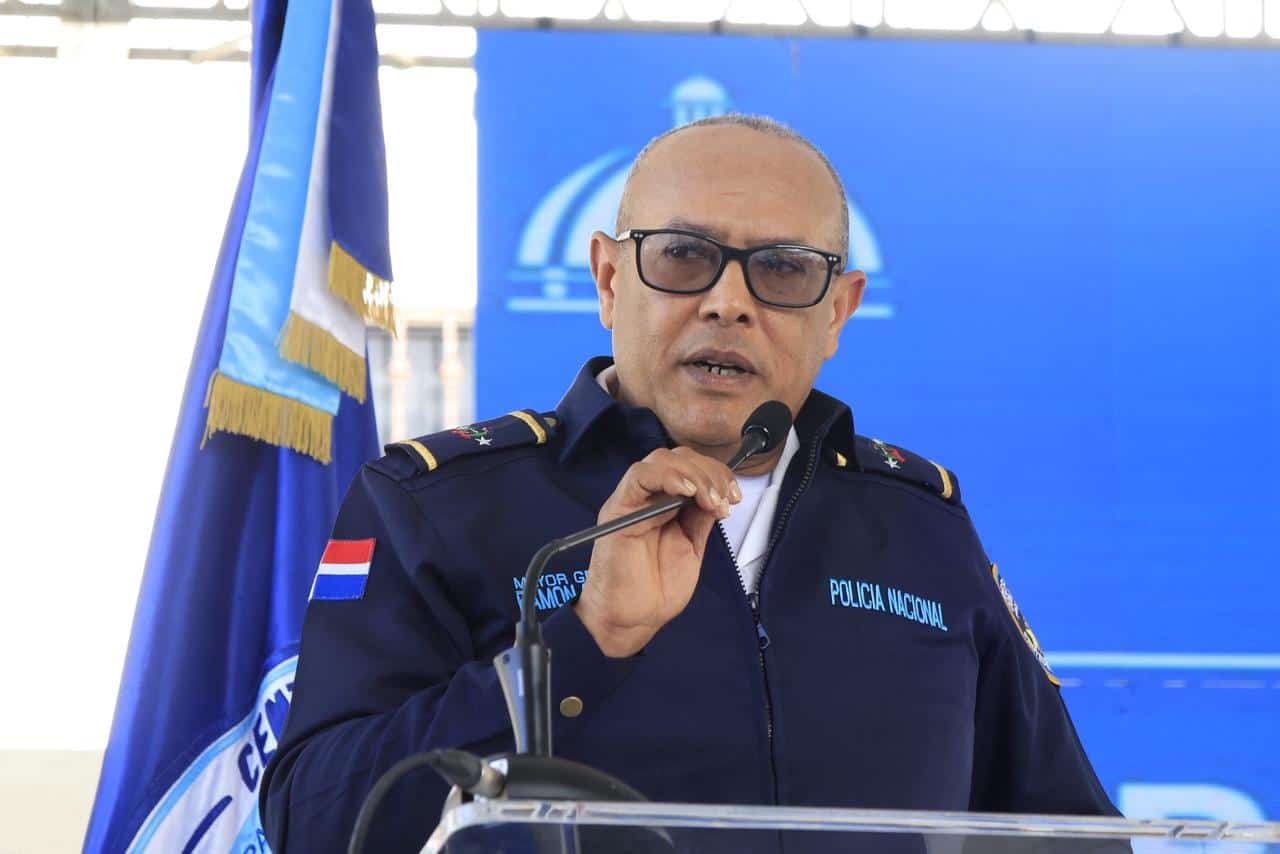 El mayor general Ram&oacute;n Antonio Guzm&aacute;n, director de la Polic&iacute;a Nacional, ofreciendo detalles sobre el despliegue de m&aacute;s de 22 mil agentes