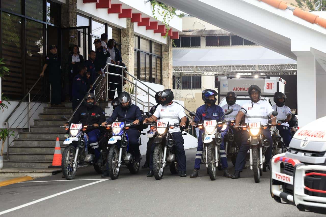 Miembros del COE desplegados en motocicletas para reforzar la seguridad vial. 