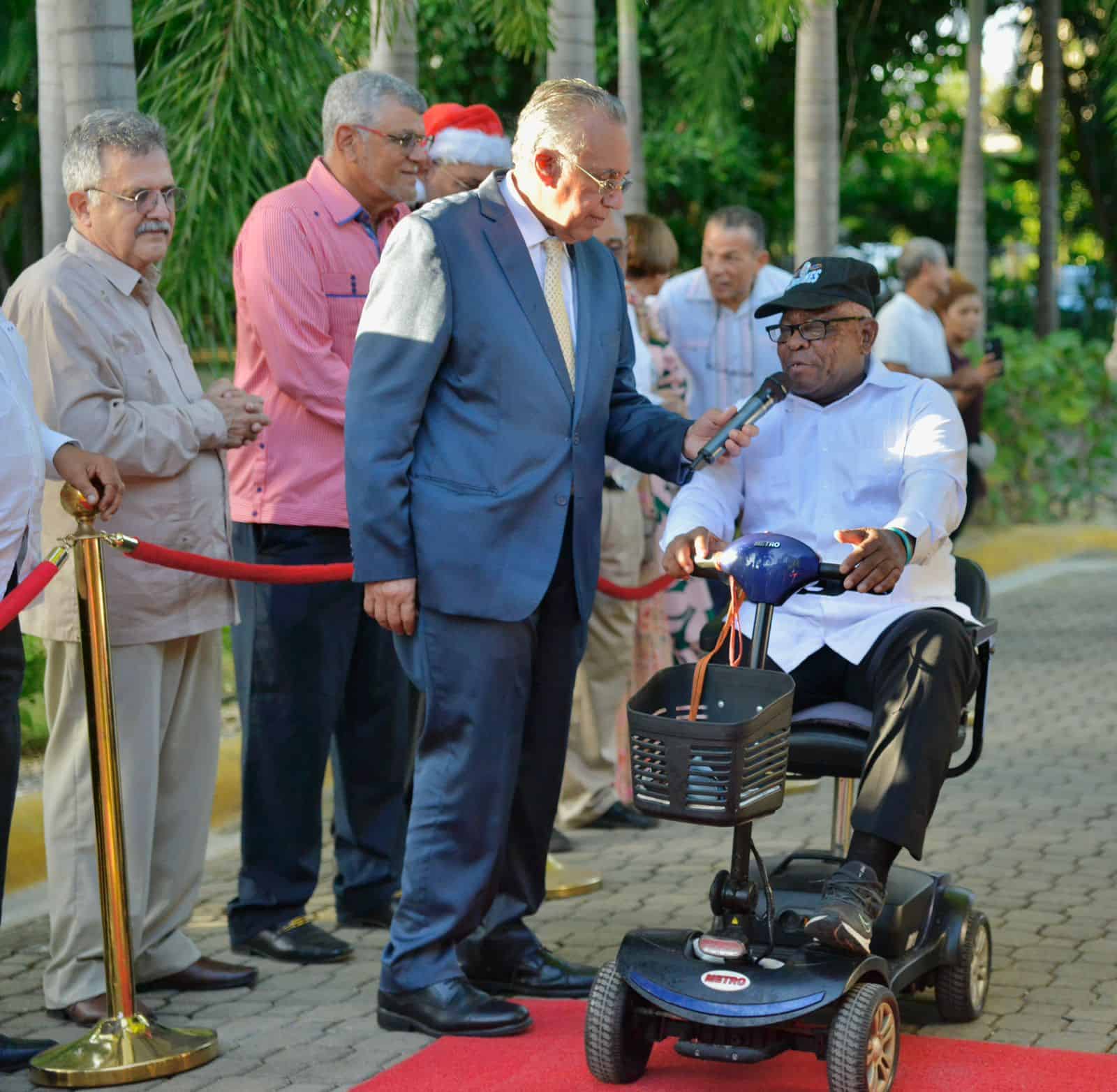 La iniciativa fue impulsada por Luis Mejía Oviedo y Yonoris Estrella de Mejía, junto al equipo directivo del Asilo San Francisco de Asís.