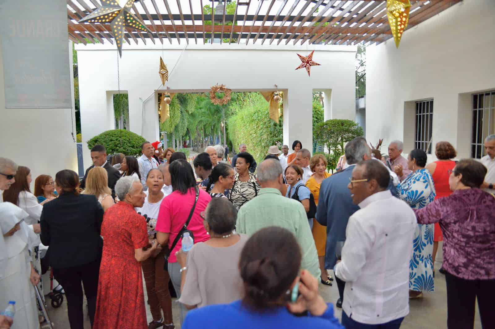 La actividad navideña ofreció a los residentes del asilo un espacio de alegría, reconocimiento y convivencia en un ambiente festivo.