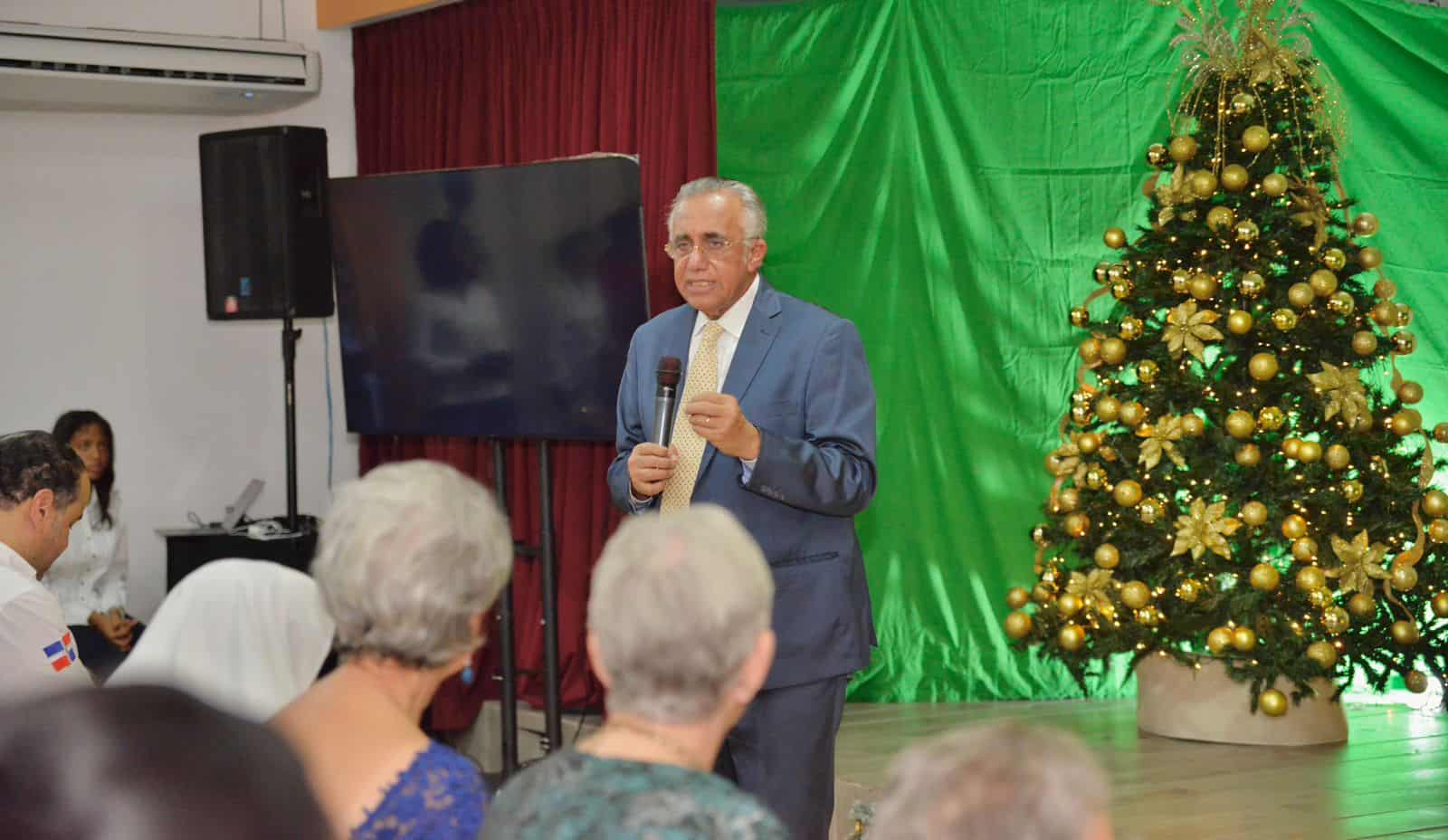 Luisín Mejía Oviedo se dirige a los presentes.