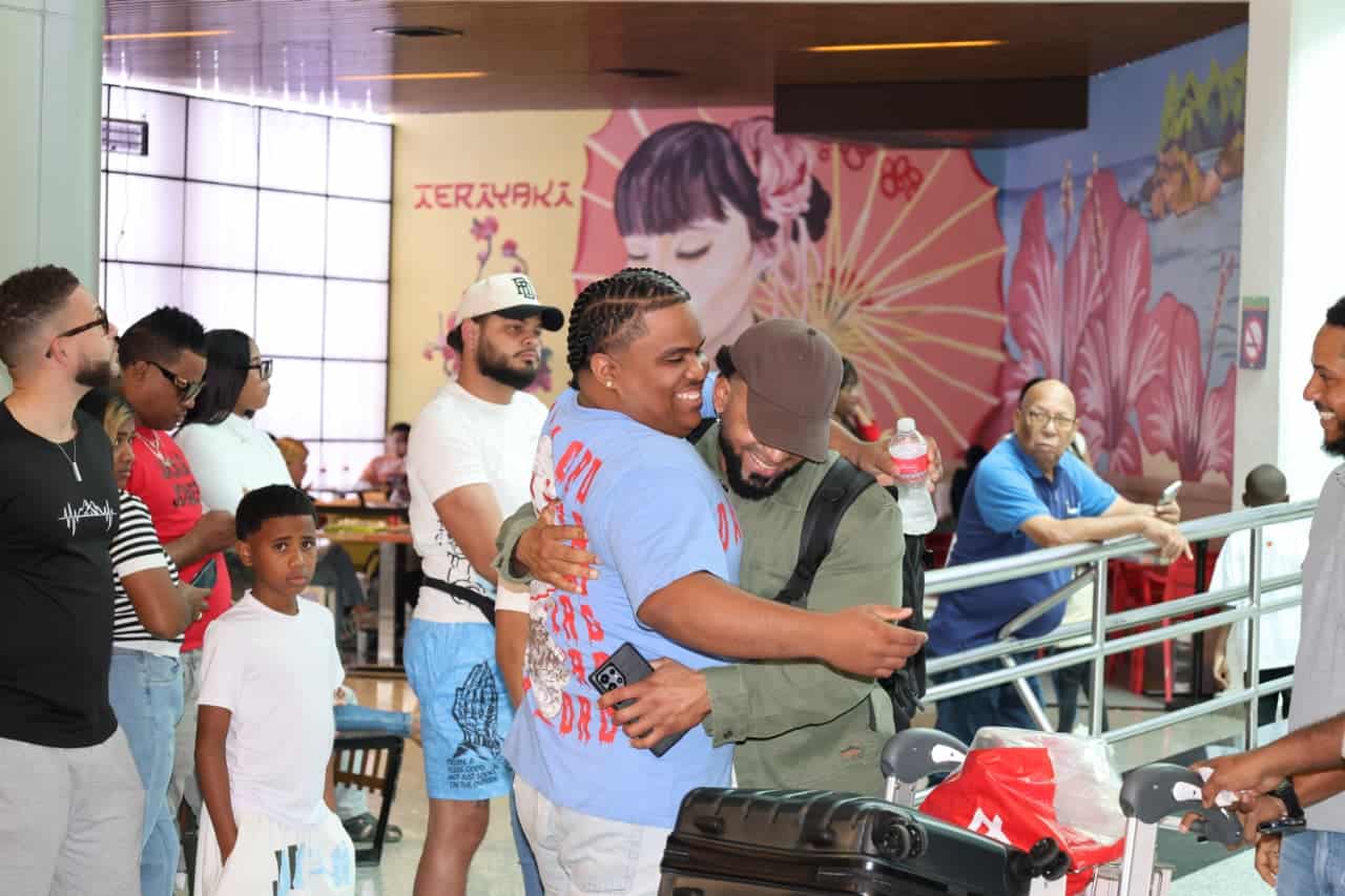 Dominicanos en el exterior son recibidos por familiares en el AILA.