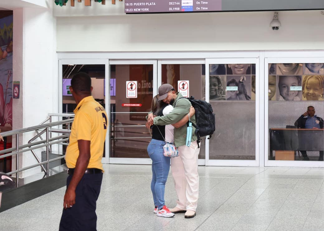 Dominicanos en el exterior son recibidos por familiares en el AILA.