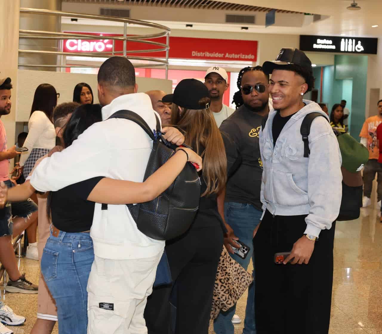 Dominicanos se abrazan en el aeropuerto Las Américas.