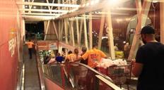 Supermercados de la capital se llenan de compradores por cena de Nochebuena