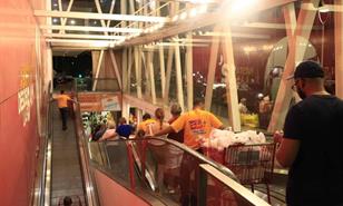 Supermercados de la capital se llenan de compradores por cena de Nochebuena