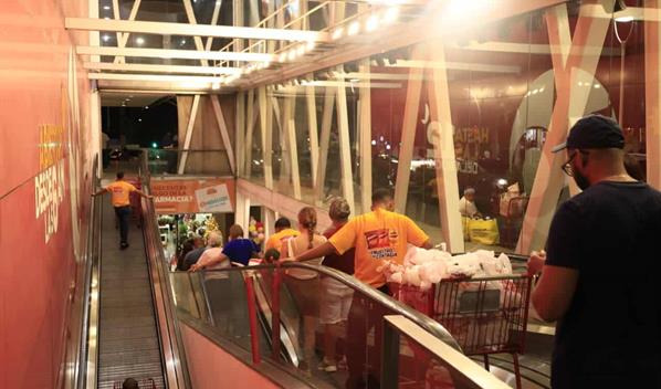 Supermercados de la capital se llenan de compradores por cena de Nochebuena