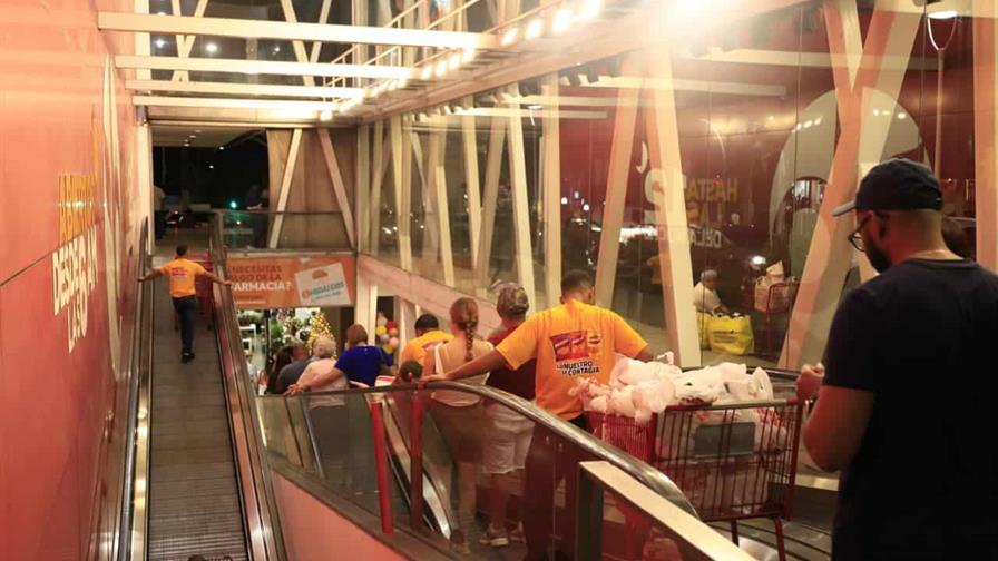 Supermercados de la capital se llenan de compradores por cena de Nochebuena