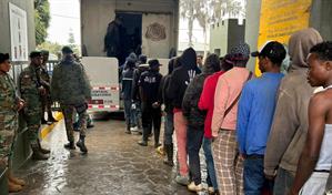 El Ej&eacute;rcito detiene a 125 haitianos indocumentados durante operativos en Constanza