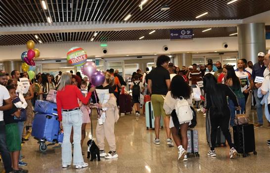 Navidad de reencuentros: dominicanos vuelven a casa entre abrazos y l&aacute;grimas