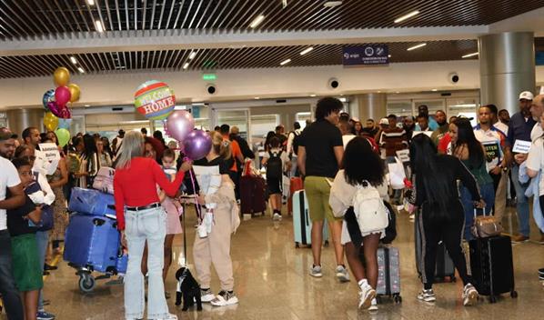 Navidad de reencuentros: dominicanos vuelven a casa entre abrazos y l&aacute;grimas