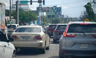 Aumenta flujo vehicular en Santiago horas antes de la Nochebuena