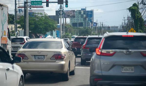 Aumenta flujo vehicular en Santiago horas antes de la Nochebuena