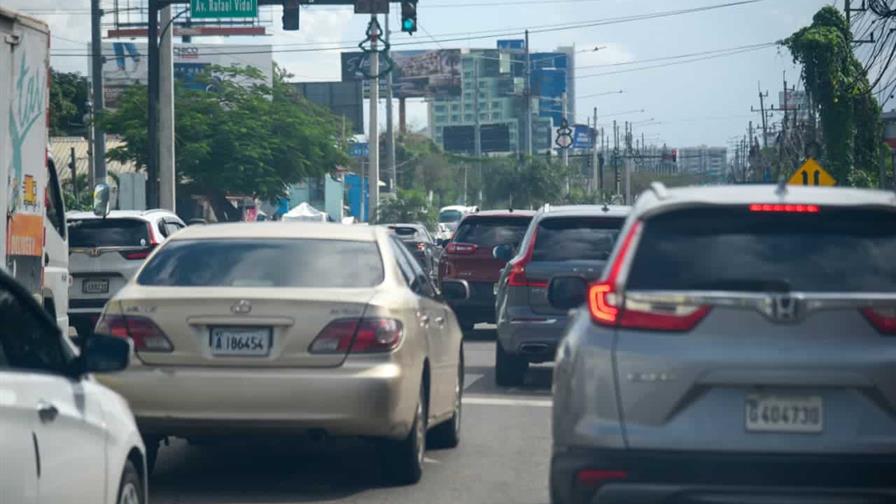 Aumenta flujo vehicular en Santiago horas antes de la Nochebuena
