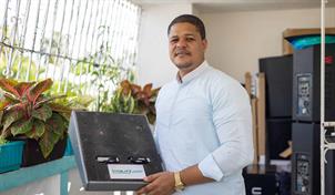 El dominicano que cre&oacute; una m&aacute;quina para ejercitar la tibia