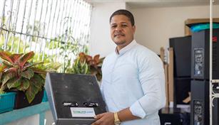 El dominicano que cre&oacute; una m&aacute;quina para ejercitar la tibia