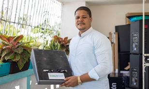 El dominicano que cre&oacute; una m&aacute;quina para ejercitar la tibia