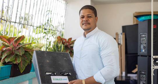 El dominicano que cre&oacute; una m&aacute;quina para ejercitar la tibia