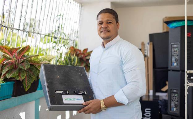 El dominicano que cre&oacute; una m&aacute;quina para ejercitar la tibia