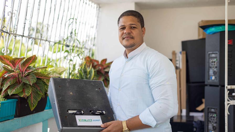 El dominicano que cre&oacute; una m&aacute;quina para ejercitar la tibia