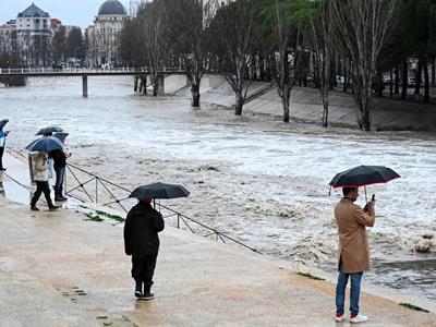 Los Ángeles en alerta máxima por riesgo de inundaciones