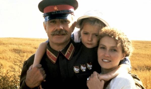 Plataformas de cine censuran escenas de Quemados por el sol, &uacute;nico ganador ruso de &Oacute;scar