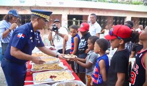 Polic&iacute;a culmina agenda deportiva 2025 con almuerzo en Cristo Rey y Las Ca&ntilde;itas