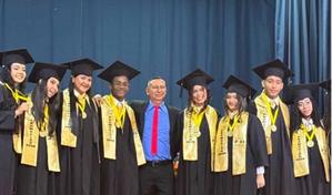 Shakira celebra la graduaci&oacute;n de 415 estudiantes de la Fundaci&oacute;n Pies Descalzos